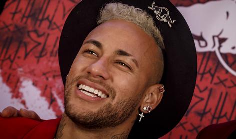 Neymar slekel majico in presenetil: "Videti je, da je na robu uničenja lastne kariere"