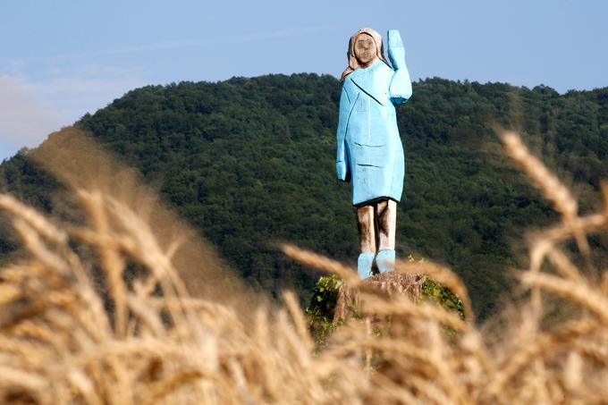 Julija 2019 so v Rožnem, ki leži v bližini Sevnice, odkrili lesen kip Melanie,  o katerem so poročali tudi tuji mediji. Nekateri Melanijini občudovalci, ki jim nenavadni umetniški pristopi niso preveč blizu, so bili razburjeni in so menili, da gre za norčevanje iz prve dame ZDA. Leto pozneje so neznani nepridipravi leseni kip požgali, zato so ga zamenjali s podobnim bronastim kipom. | Foto: Reuters