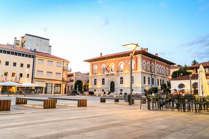 Tržič, Italija | Mesto je že lani uvedlo prepoved odmetavanja cigaretnih ogorkov na ulice. | Foto Shutterstock