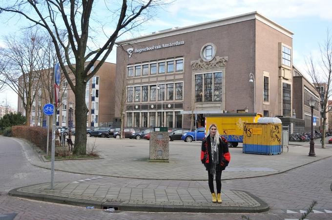 Agnes Krown pred amsterdamskim modnim inštitutom (AMFI) januarja 2015, ko je začela študij modnega menedžmenta. Prvotno si je želela študirati v Londonu, a je bil, kot pravi, v tistem trenutku Amsterdam najboljša izbira. | Foto: 