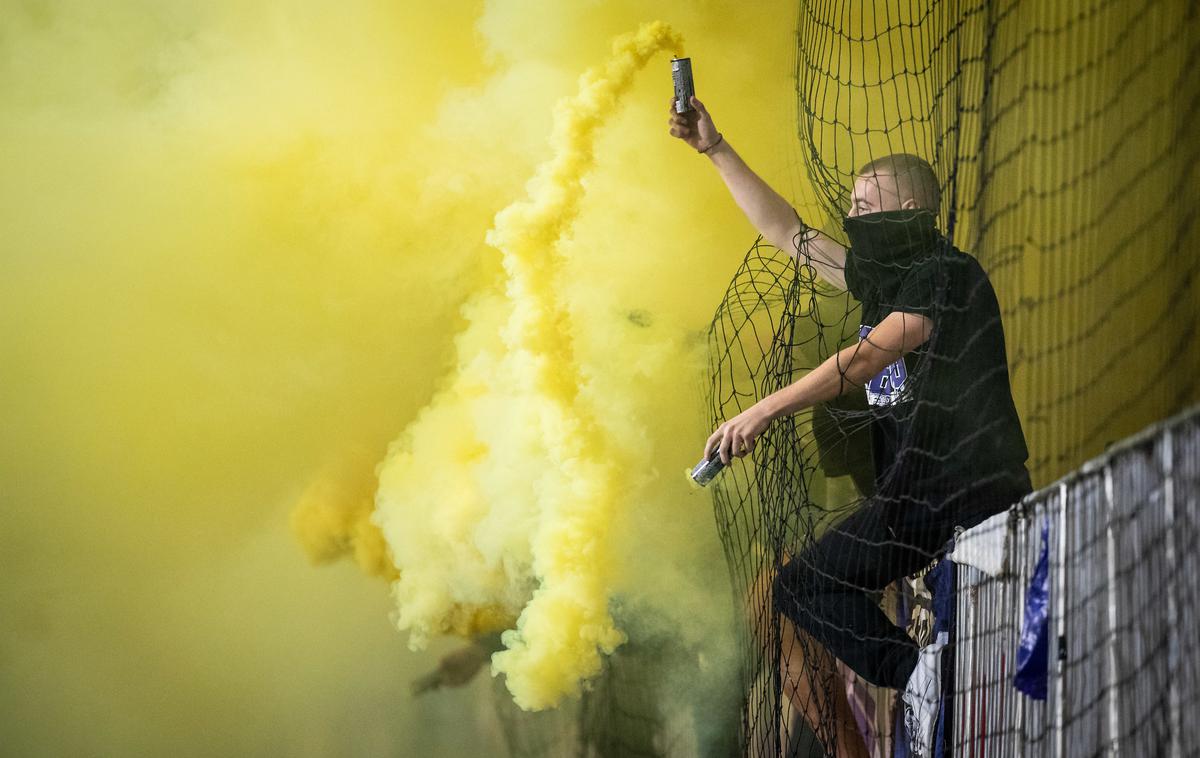 prva liga NK Maribor FC Koper | Nogometaši NK Maribor bodo morali zaradi nešportnega in neprimernega vedenja navijačev na tekmi proti Kopru tekmo proti Domžalam odigrati pred praznimi tribunami. | Foto Blaž Weindorfer/Sportida