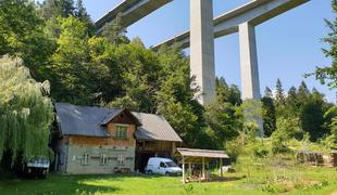 Pod viaduktom ni mogoče živeti, družina nadaljuje boj na sodišču #video