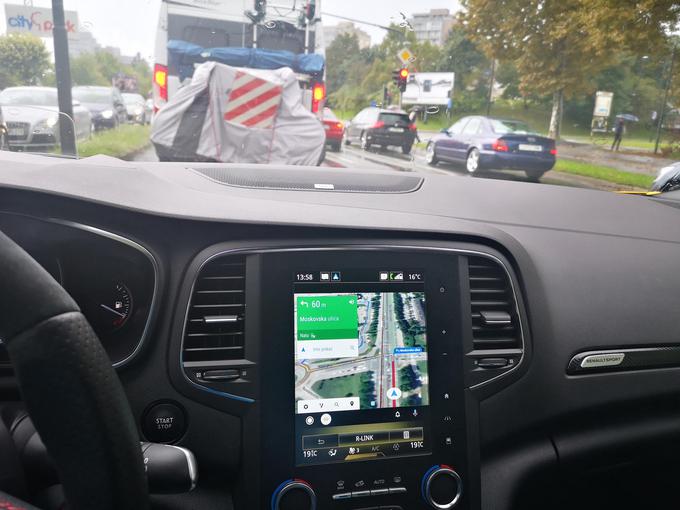 Del vsebine pametnih telefonov na digitalnem zaslonu. Android Auto na nekaterih telefonih omogoča brezžično povezavo, avtomobili tega še ne omogočajo. | Foto: Gregor Pavšič