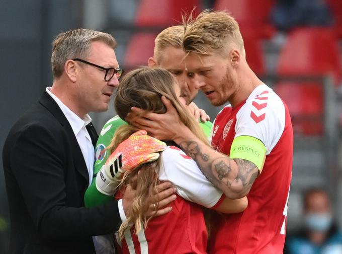 Kapetan Simon Kjaer se je izkazal z junaškim odzivom, nato pa je skušal potolažiti in pomiriti še Eriksonovo dekle. | Foto: Reuters