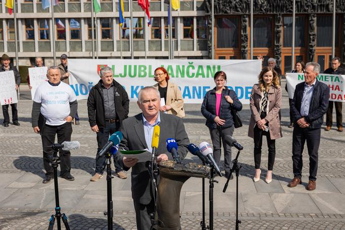 Predsednik Sindikata kmetov Slovenije Anton Medved (v ospredju) na novinarski konferenci marca lani pred protestnim shodom kmetov. | Foto: STA