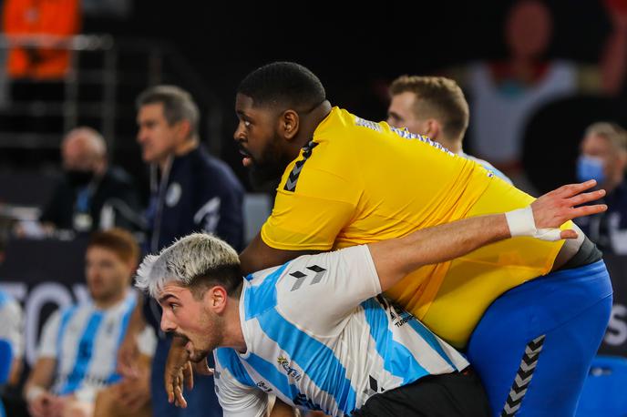 Gauthier Mvumbi Thierry | Rokometaš Konga Gauthier Mvumbi Thierry je proti Argentini zabil štiri gole, a bolj kot po igri so si ga navijači zapomnili po telesni konstituciji. 192 centimetrov visoki igralec naj bi tehtal zajetnih 110 kilogramov. | Foto Handball Egypt2021