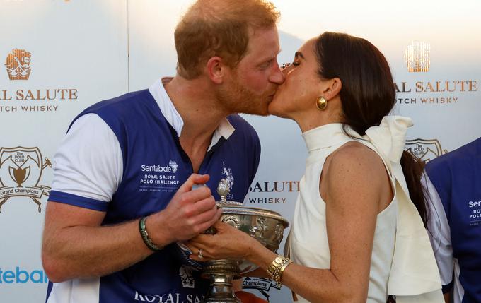 Zmagovalni pokal mu je izročila žena Meghan. | Foto: Reuters