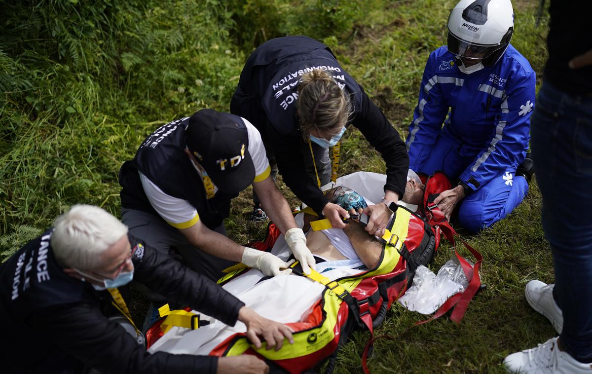 TDF 2021 | Najbolj jo je danes skupil Francoz Cyril Lemoine in to pri drugem množičnem padcu, za katerega so krivi kolesarji sami. | Foto Guliverimage