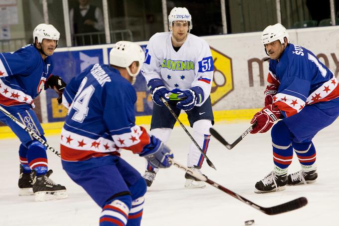 Na dnevih slovenskega hokeja se srečajo stari in mladi, Zvone Šuvak proti Mitji Robarju, članu slovenske reprezentance v Pjongčangu. | Foto: Urban Urbanc/Sportida