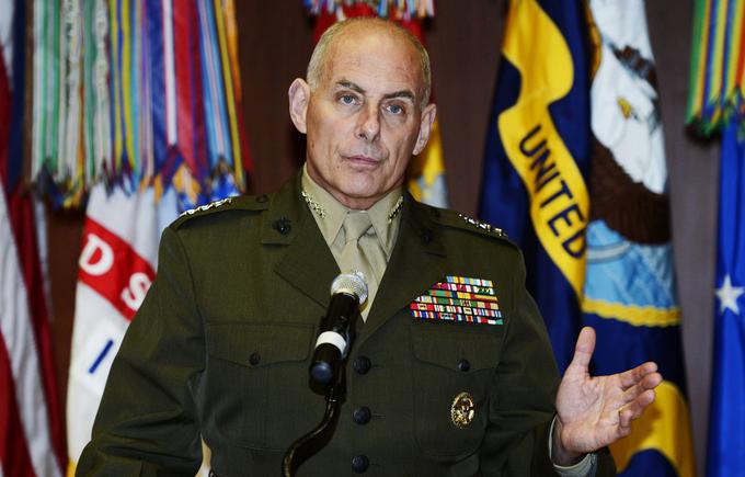 Upokojeni general John F. Kelly je bil v času Obamove administracije kritičen do premalo strogega nadzora meje z Mehiko. To naj bi bil razlog, da ga je Trump izbral za domovinskega ministra. | Foto: Reuters