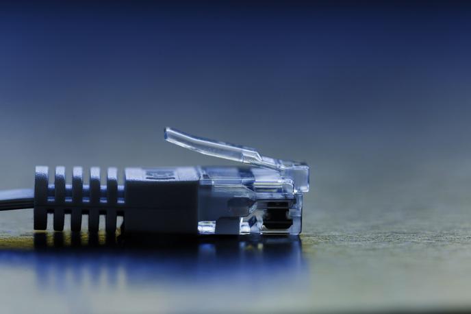 Internet, ethernet, internetni kabel, optika | Po podatkih na analitični spletni strani Fast Metrics je povprečna hitrost širokopasovnega interneta v Sloveniji 12,3 megabita na sekundo. V svetovnem merilu se lahko na tem področju primerjamo z nekaterimi najbolj razvitimi državami.  | Foto Thinkstock