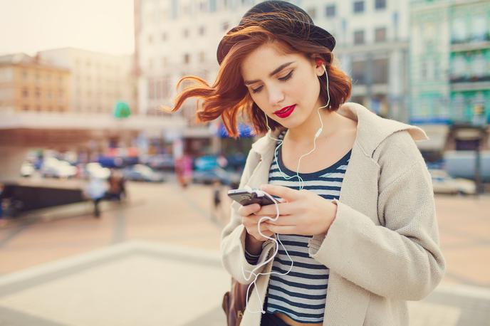 dekle, ženska, pametni telefon | Foto Shutterstock