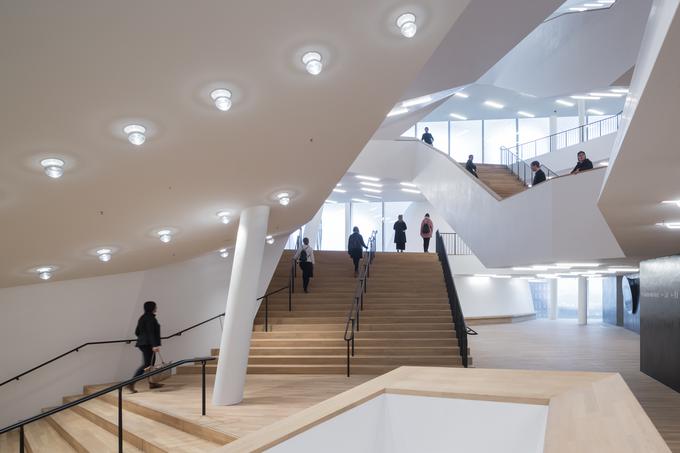 Dinamičnost arhitekture se nadaljuje tudi v notranjosti. | Foto: www.elbphilharmonie.de