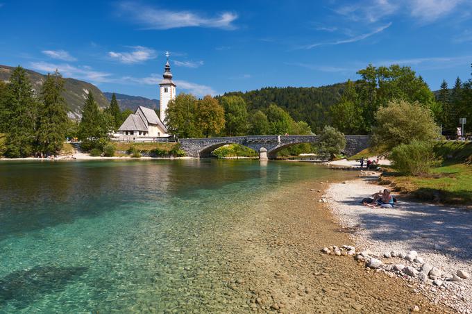 Agatha Christie si je na oddihu v Bohinju želela miru, uživanja v naravi, sprehodov, veslanja, fotografiranja in branja stran od medijskega pompa, ki jo je sicer spremljal. | Foto: www.slovenia.info/sl