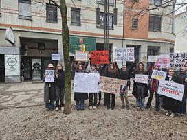 Protesti pred srbsko ambasado v Ljubljani