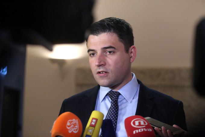 Davor Bernardić, prvi mož opozicijske stranke SDP, ki je predlagala tudi glasovanje o zaupnici trem podpredsednikom sabora iz stranke HDZ. Tako se želijo prepričati, da ob odpoklicu zdajšnjega predsednika sabora Boža Petrova stranka HDZ ne bi (takoj) prevzela polnega nadzora nad vodenjem hrvaškega parlamenta. | Foto: STA ,