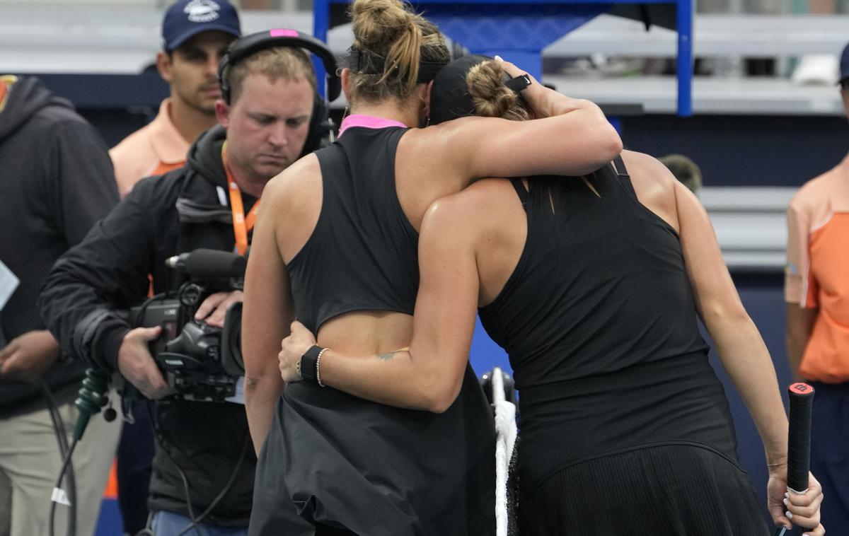 Arina Sabalenka | Arina Sabalenka in Paula Badosa po dvoboju v Miamiju | Foto Guliverimage