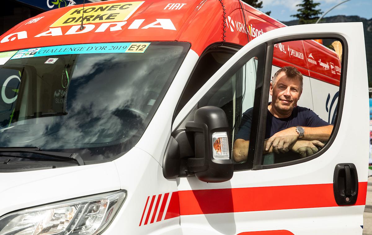 Martin NOvak metla | Martin Novak na dirki Po Sloveniji že 20 let vozi ti. metlo, kombi, ki vozi povem na repu kolesarske karavane.  | Foto Vid Ponikvar