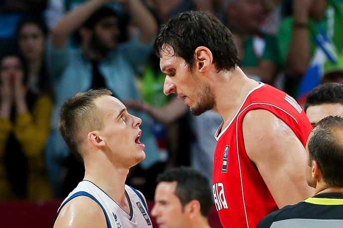 Klemen Prepelić in Boban Marjanović | Utrinek s finala EuroBasketa, ki ponazarja neustrašnost Klemna Prepeliča (ob Bobanu Marjanoviću). | Foto Vid Ponikvar