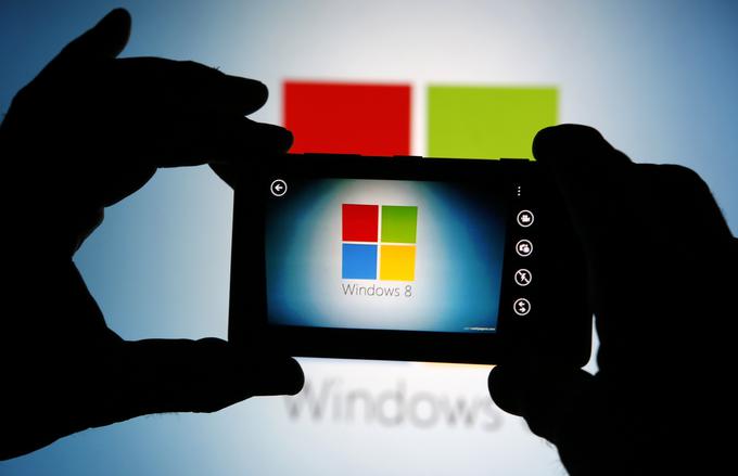 Microsoft je morda ob najbolj napačnem času leta 2010 tudi zamenjal strategijo, upokojil platformo Windows Mobile in uporabnikom ponudil novejši Windows Phone. To se je izkazalo za napačno potezo in tako Googlu kot Applu omogočilo, da sta na mobilnem trgu pobegnila Microsoftu in mu onemogočila vsak nadaljnji poskus približanja.  | Foto: Reuters