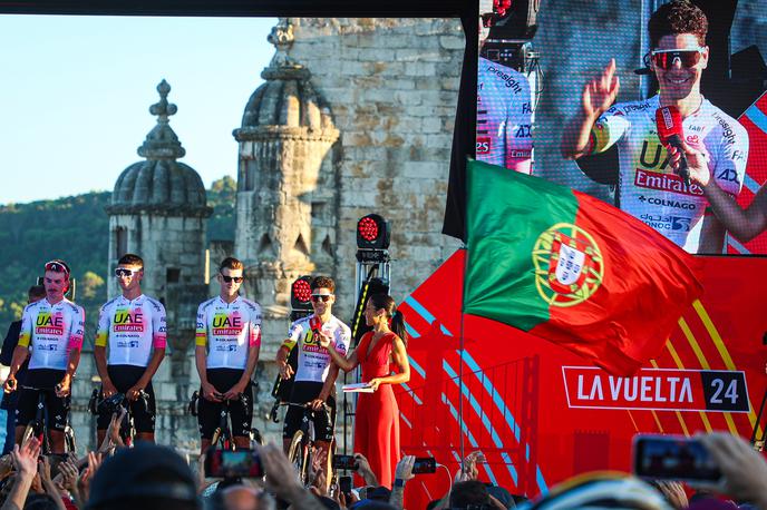 uae team emirates, predstavitev vuelta | Kolesarji Uae Team Emirates so na predstavitvi ekip Dirke po Španiji nosili posebne drese z odtenki rumene in roza barve, s katero so počastili zmagi Tadeja Pogačarja na Giru in Touru. Mednarodni kolesarski zvezi njihova gesta ni bila po godu, prejeli so denarne kazni in odvzem točk. | Foto Reuters