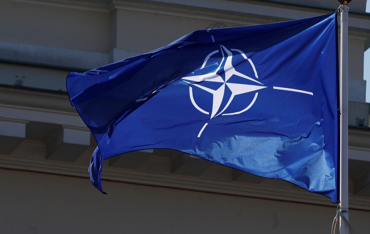 Nato zveza zastava | Hunt bo ruske obveščevalne službe obtožil globalne kampanje, ki naj bi prizadela ključno digitalno infrastrukturo. | Foto Reuters