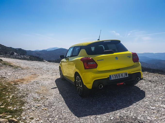 Dve izpušni cevi sta dobra popotnica za izboljšanje videza. Če k temu dodamo še strešni usmerjevalnik zraka in difuzor, je zadek primeren za športnika po duši. | Foto: Gašper Pirman