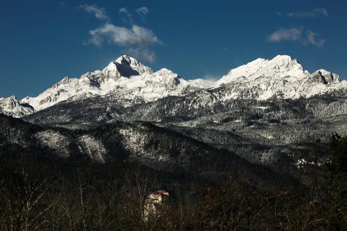 Tudi v visokogorju snega letos ni veliko. "Pravzaprav je samo na Kredarici tam okrog meter snega, nižje pa ga je le za vzorec. Kakšnih posebnih opozoril zaradi plazov zato ni," pravi Veronika Hladnik. | Foto: Klemen Korenjak