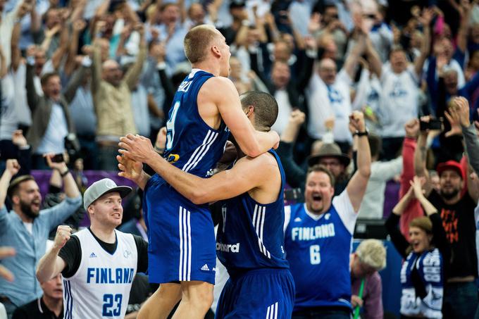 Veselje po zmagi Finske po podaljšku proti Franciji na prvi tekmi EuroBasketa pred polno dvorano v Helsinkih | Foto: Vid Ponikvar