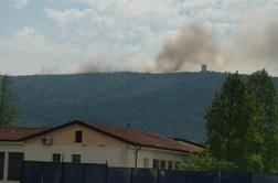 Požar na Krasu še ni pod nadzorom: vasi in kmetijske površine niso ogrožene #video #foto