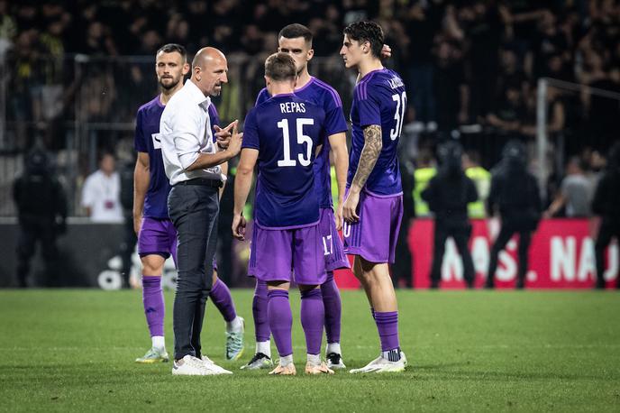 Maribor Fenerbahče | Damir Krznar je v Mariboru pozdravil igralsko okrepitev. | Foto Blaž Weindorfer/Sportida