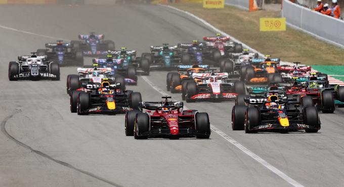 Štart je dobil Charles Leclerc in do odstopa zaradi okvare motorja vodil z lepo prednostjo. | Foto: Reuters