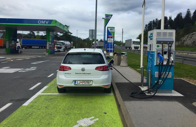 Na nekaterih hitrih polnilnicah, tak primer je Ravbarkomanda pri Postojni, je treba električni avtomobil obrniti v nasprotno smer. Le tako je namreč mogoče avtomobil priključiti na kabel. | Foto: 