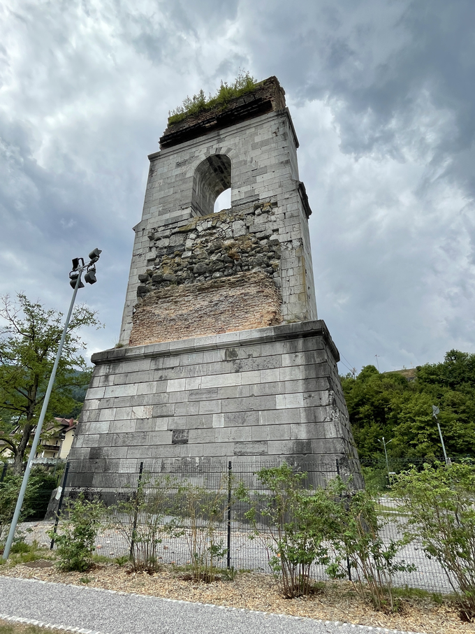 Ko so po drugi svetovni vojni močno poškodovan viadukt želeli dokončno podreti, se miniranje ni izšlo najbolje in eden od stebrov se je ohranil. | Foto: Gregor Pavšič