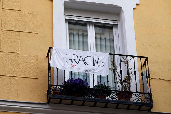 Širjenje virusa, še navajajo, je pomagalo preprečiti tudi zmerno podnebje, saj se ljudje lahko po odpravi omejitev zbirajo na prostem. Obrazne maske so še obvezne v zaprtih prostorih. | Foto: Getty Images