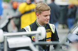 Mick Schumacher zmaguje v formuli 4