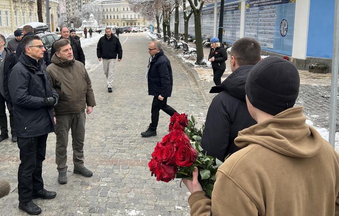 Minister Šarec in Poliščuk sta ob Zidu spomina v središču Kijeva položila cvetje. Na njem je naštetih več tisoč žrtev vojne v Ukrajini od leta 2014, ko si je Rusija priključila polotok Krim. | Foto: Mors