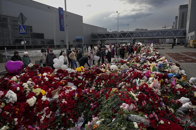 Crocus City Hall Moskva | Na prizorišče koncertne dvorane Crocus v moskovskem predmestju Krasnogorsk so 22. marca vdrli oboroženi zamaskirani napadalci in začeli streljati, preden so stavbo zažgali. Ruske oblasti so v povezavi z napadom aretirale 12 ljudi, osem so jih obtožile kaznivih dejanj, povezanih s terorizmom. | Foto Guliverimage