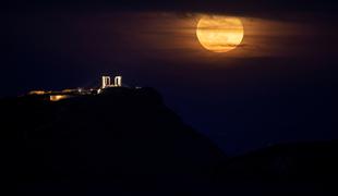 Poglejte, kako je bila videti rožnata superluna #video