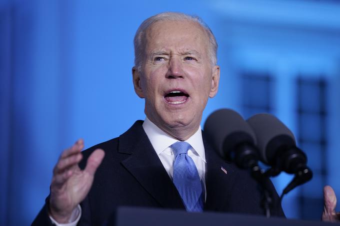 Biden je na začetku svojega predsednikovanja zelo hitro izgubljal podporo med volivci. Veliko je bilo tudi graj na njegov račun glede načina umika ameriške vojske iz Afganistana lani poleti. Verjetno se je Putinu zdel zelo šibek predsednik. A za zdaj se zdi, da Biden dobro vodi ZDA v "posredni vojni" s Putinovo Rusijo. Ameriška vojska se ne vpleta neposredno v vojno v Ukrajino, pač pa Američani skušajo čim bolj oborožiti ukrajinsko vojsko. Tudi ameriški umik iz Afganistana se, gledano za nazaj, zdi pravilna poteza, saj se lahko zdaj ZDA in njene zaveznice bolj posvečajo evropskim zadevam in vojni v Ukrajini. | Foto: Guliverimage/Vladimir Fedorenko