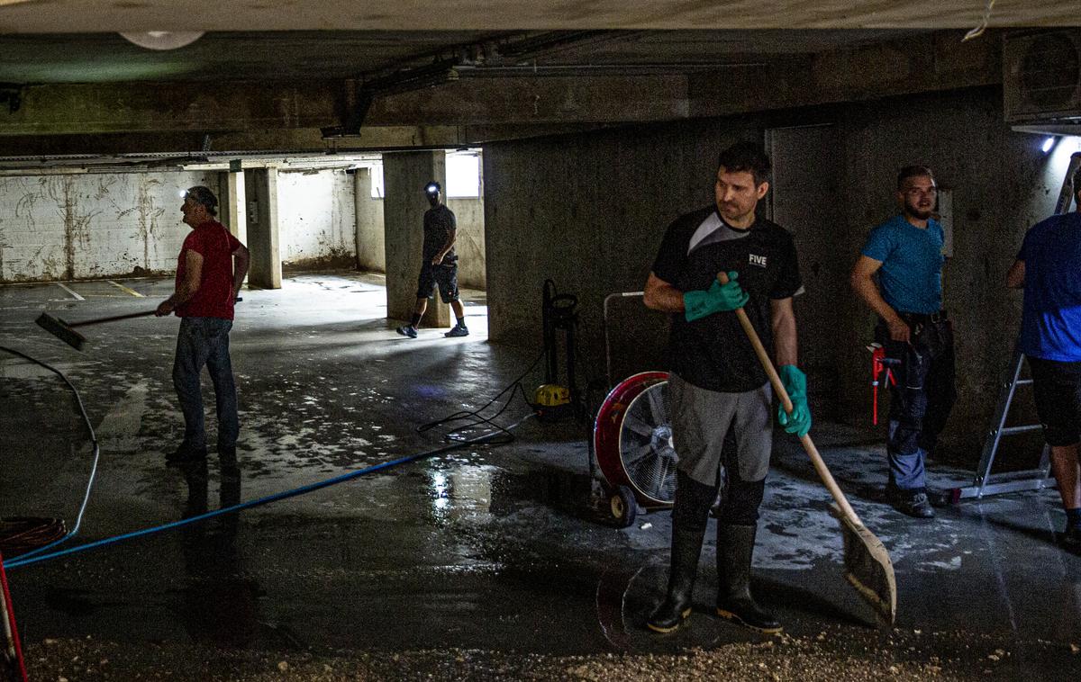 Poplave | Prvo pomoč prizadetim v poplavah izplačujeta humanitarni organizaciji Rdeči križ in Karitas. | Foto Ana Kovač