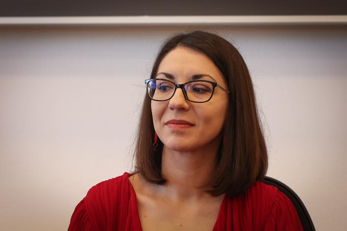 "Digitalizacija ne pozna meja," je v Trstu povedala ministrica za digitalno preobrazbo Emilija Stojmenova Duh. "Raziskovalci iz različnih držav se nikoli ne pogovarjamo o zgodovini, temveč gledamo, kako bi najbolje izkoristili tehnologije. Slovenija ima široke ambicije za digitalizacijo, tako ima 90 odstotkov prebivalstva že dostop do najhitrejšega širokopasovnega dostopa, 80 odstotkov ozemlja Slovenije je pokritega s signalom 5G. Velike ambicije so tudi pri javnih storitvah, do leta 2040 bodo vse tudi digitalne." | Foto: Ana Kovač