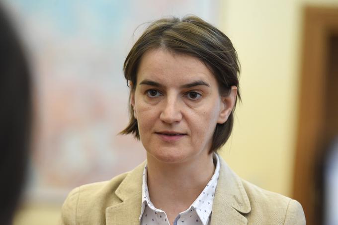 "Ne smemo izgubiti več niti minute," stavkajoče delavce opozarja nova srbska premierka Ana Brnabić, ki se zaveda, da bi lahko koncern Fiat Chrysler zaradi izgube dobička predčasno zapustil Srbijo. Pogodba o skupnem podjetju z državo sicer poteče leta 2018. | Foto: STA ,