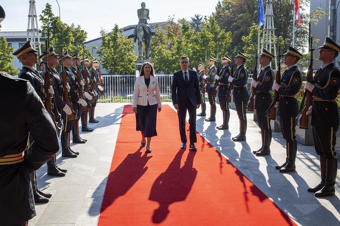 Marjan Šarec in Jana Ahčin | Minister za obrambo Marjan Šarec je predsednico računskega sodišča Jano Ahčin sprejel s častno četo Slovenske vojske. Svoj komentar na to so podali kandidati in kandidatka za predsednika republike. | Foto Ministrstvo za obrambo