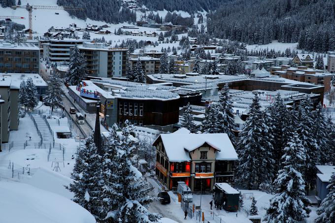 Vsakoletno zasednje Svetovnega gospodarskega foruma v švicarskem mondenem kraju Davos poteka že od leta 1971. Takrat se je zasedanja udeležilo petsto ljudi, zdaj pa je vseh udeležencev več tisoč. Prvo in edino srečanje, ki ni potekalo v Davosu, je bilo leta 2002 v New Yorku. To je bil znak solidarnosti z mestom po terorističnem napadu 11. septembra. Januarja 2021 je bilo zasedanje zaradi pandemije virtualno. Davos ima bogato kulturno zgodovino. V to mesto, ki je najvišje ležeče mesto v Evropi (1.560 metrov nadmorske višine), je postavljeno dogajanje v znanem romanu Čarobna gora, ki ga je napisal nemški pisatelj Thomas Mann. V Davosu je škotski pisatelj Robert Louis Stevenson napisal sedem zadnjih poglavij romana Otok zakladov. | Foto: Reuters