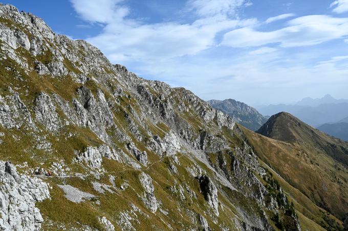 Pogled nazaj proti sedlu Forca di Lanza in Pizzullu. | Foto: Matej Podgoršek