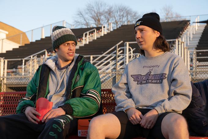 Paul Dano in Pete Davidson imata na platnu tako očarljivo in pristno razmerje, da si kar želimo, da bi posnela situacijsko komedijo. | Foto: Con Film