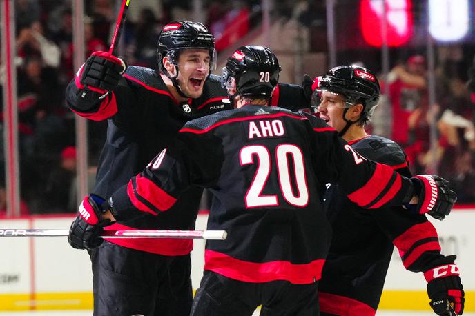 Carolina Hurricane | Hokejisti Caroline Hurricane so se z zmago izognili izpadu iz končnice lige NHL. | Foto Reuters