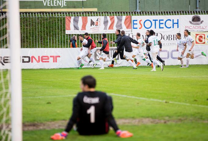 Veselje Roka Kronavetra in nogometašev Olimpije po zadetku Mariborčana v sodnikovem podaljšku, po katerem si je ljubljanski klub leta 2016 zagotovil zmago v Velenju in naslov državnega prvaka. | Foto: Vid Ponikvar