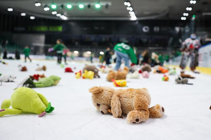 Olimpija Innsbruck hokej | Tekma je imela dobrodelno noto. Klub je priredil Teddy Bear Toss, na katerem so obiskovalci ob prvem zadetku domače ekipe na led vrgli plišaste igračke. Te bodo podarili Društvu za razvoj prostovoljnega dela Novo mesto, ki bo z njimi obogatilo praznike otrokom v stiski. | Foto Aleš Fevžer